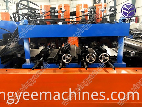 Automatic CZ purlin roll forming machine with universal cutter